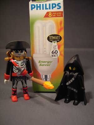 Special Spass 19.jpg (163.56 KiB) 1155 mal betrachtet Darf ich vorstellen: der erste Energiespar-Geisterpirat! <br />Eine Gemeinschaftsarbeit von Philips und Geobra. <br />The Energy Saver Pirat - nur 11 Watt Verbrauch!