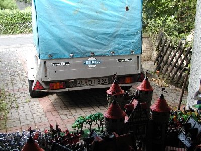 Playmoday-Kreuzritterdio.jpg (140.59 KiB) 1354 mal betrachtet Hier wird das Kaiserpfalzdiorama deutlich verlängert und die Ankunft der Kreuzfahrer gezeigt, die hier Rast machen.