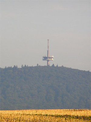 st1.jpg (25.1 KiB) 1094 mal betrachtet Der Fernsehturm auf dem Dünsberg.<br />Bereits von weit weg auf der Autobahn zu sehen.
