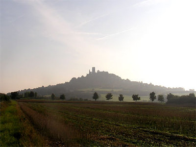 st2.jpg (26.12 KiB) 1092 mal betrachtet Burg Gleiberg im Morgenlicht.<br />Unser Ausflugsziel.