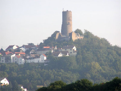 st3.jpg (32 KiB) 1095 mal betrachtet Burg Vetzberg. Nur ein Kilometer Abstand.