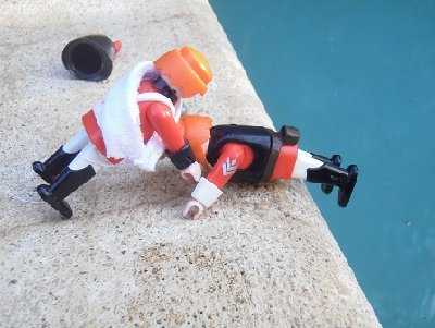 die patrouille 022.JPG (76.91 KiB) 1381 mal betrachtet " Higgins!" " Wer ist da?"Casteur rief von unten: "Sie volltroll, hier unten im Wasser! Fischen sie mich raus da!"