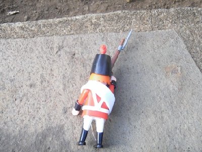 die patrouille 029.JPG (90.84 KiB) 1383 mal betrachtet Higgins kegte sich auf den Boden und robbte, wie er es in der Ausbildung gelernt hatte immer näher heran....