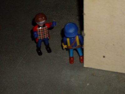 z1.jpg (57.87 KiB) 1107 mal betrachtet Zur Mittagszeit, meine beiden Avatare öffnen leise die Spielzimmertür:&quot; quietsch!&quot;<br />Und beginnen zu treppe zu rennen!
