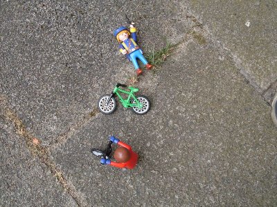 z10.jpg (175.94 KiB) 1107 mal betrachtet &quot;Man oh mann, ich dachte nicht, dass ihr amis so antiquiert seit, dass ihr kein fahrad fahren könnt!&quot;<br />&quot; Du........., Superman war auch ne amerikanische erfindung!&quot;<br />&quot; Mist&quot;