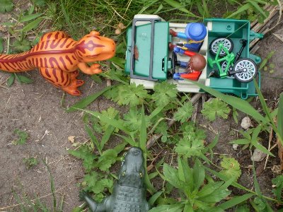 z27.jpg (148.3 KiB) 1109 mal betrachtet Mann, sind wir hier im Jurassic Park oder wie?&quot;<br />&quot; Ist doch egal, nichts wie weg, bu... ähm Polizisten sind mir Lieber als Dinos!&quot;