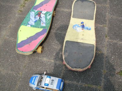 z36.jpg (119 KiB) 1108 mal betrachtet Mist, die fahrt dürfte zu Ende sein<br />&quot; Quatsch nicht so dumm, Kommentator, dem Großen Superman wird schon was einfallen!&quot;<br />&quot; Hände hoch,hier spricht die .....&quot;<br />Das SpiegeleiHehehe!&quot;<br />&quot;Das gibt eine Geldstrafe von 20 Playronen*,