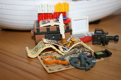Batch0161.jpg (93.96 KiB) 955 mal betrachtet Karten,Navigationsinrtumente,Kamera und Handschellen für ungebetene Gäste