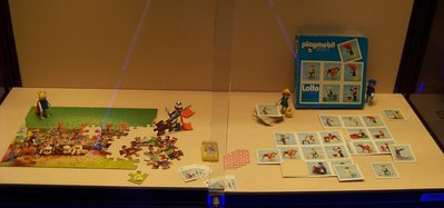 Schloßmuseum Greiz 90.) 'Meine ersten 3 Jahre' (Spiele) Elise  playmobil 8321 (zugeschnitten oben, rechts).jpg