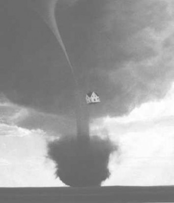 Dorothy Gale (Tornado entreißt Farmhaus).jpg